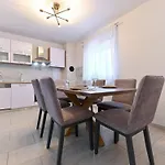 Charmantes In By Interhome 펜션 Donje Rastane